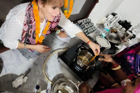 Jaipur: Rajasthani Cooking Class with Family & Star Gazing