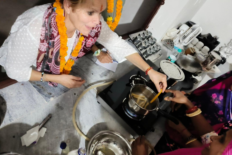 Jaipur: Rajasthani Cooking Class with Family & Star Gazing