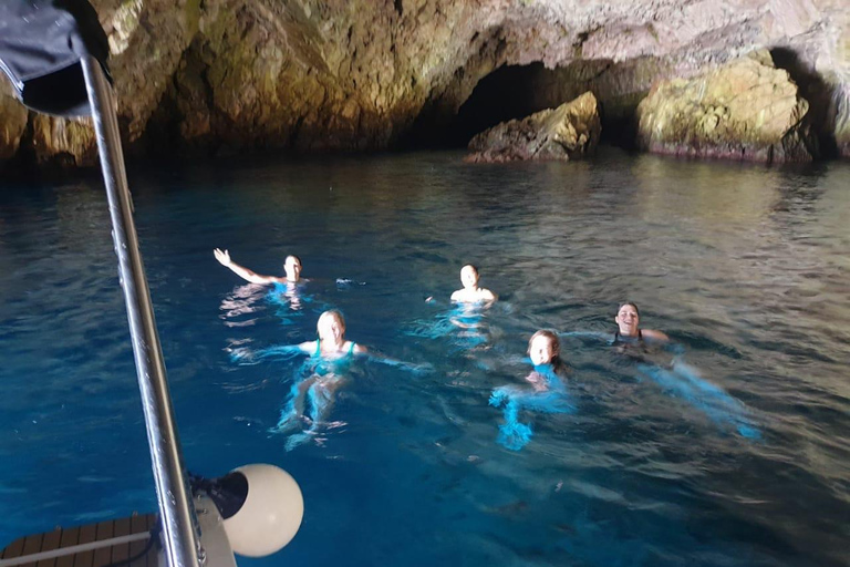 Tour en barco a la Cueva Azul, la Dama de las Rocas y Mamula