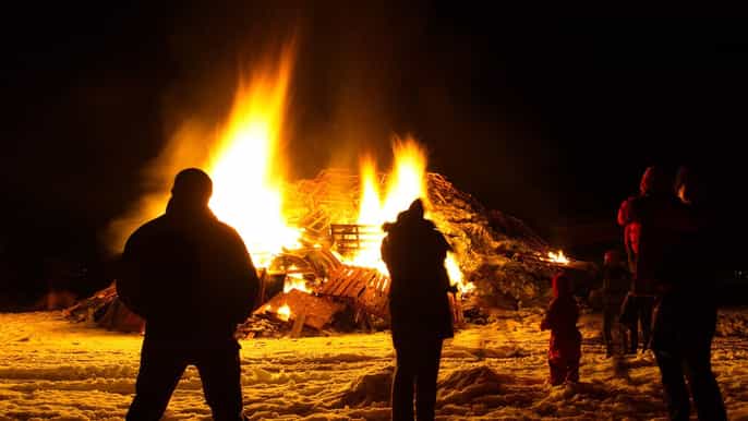 reykjavik 3hour new years eve bonfire tour