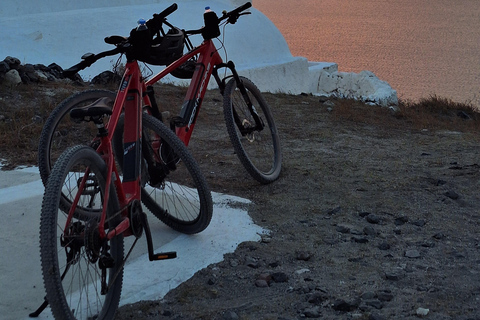 Santorini: Experiência de passeio de E-Bike ao pôr do solVlichada: destaques de Santorini e passeio de bicicleta ao pôr do sol