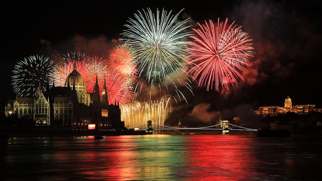 Budapest: St. Stephen&#039;s Day with Fireworks Dinner Cruise
