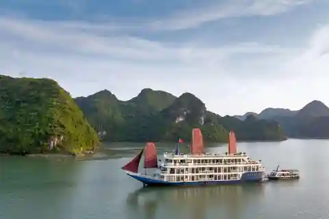 Hanoi: Ninh Binh, Ha Long & Lan Ha Bay - 3-Day Luxury Cruise