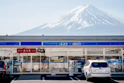 From Tokyo: Mt. Fuji Lawson & Iconic Lakes 1-Day Bus Tour