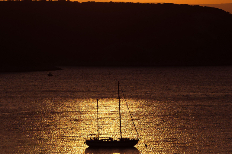 Santorini: Sunset Cruise with Volcano and Hot Springs Stops