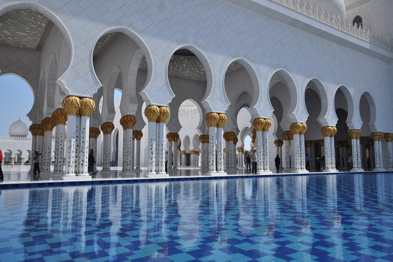 从迪拜出发：全天城市游，包括谢赫扎耶德大清真寺和卡斯尔阿尔瓦坦。从迪拜出发阿布扎比古迹和 Qasr Al Watan 之旅