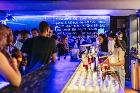 Noche de copas en Praga y fiesta internacionalRuta de bares privada