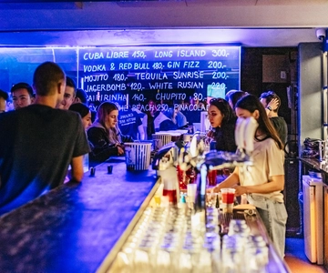 Pub Crawl with Unlimited Drinks and Cocktails