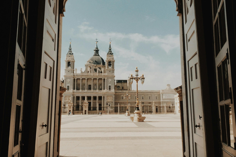 Madrid: Koninklijk Paleis, Oude Stad en Dichtersbuurt Tour