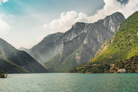 De Tirana a Valbona: incluye excursión por el lago Komani y el río Shala