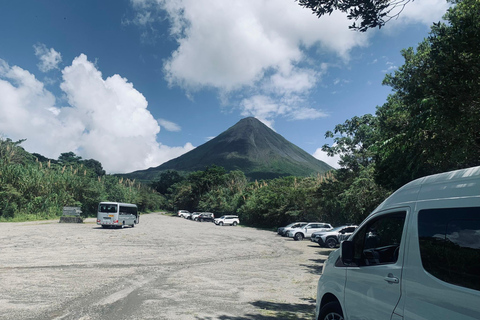 San José: La Fortuna Transfer with Coffee Tour at Doka Farm
