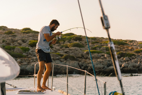 Panormo: Crociera privata in barca a vela al tramonto con bevande e spuntini