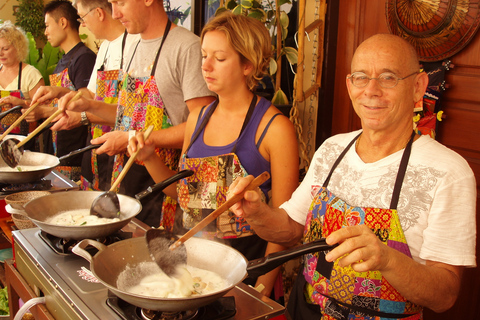 Phuket: Auténtica clase de cocina tailandesaPhuket: Clase de cocina tailandesa de medio día