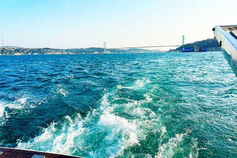 Istanbul: Bosphorus and Golden Horn Sunset Yacht Cruise