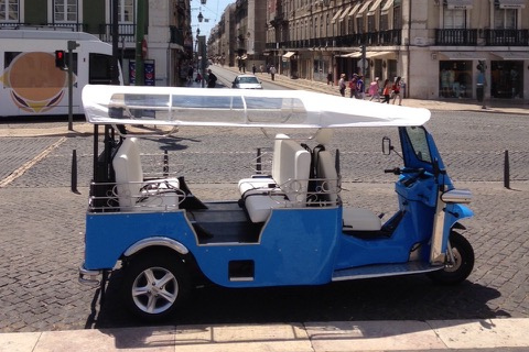 Lisbon: Private Guided Tour of Historical Center by Tuk Tuk Tour with Hotel Pick-up Outside Lisbon