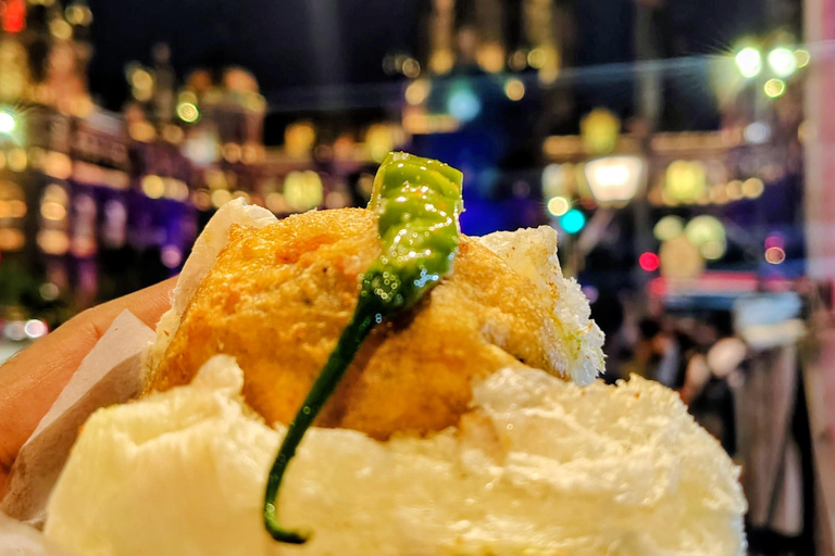 Mumbai nocą: street food i spacer po dziedzictwiePrywatna nocna wycieczka po Bombaju: street food i dziedzictwo kulturowe