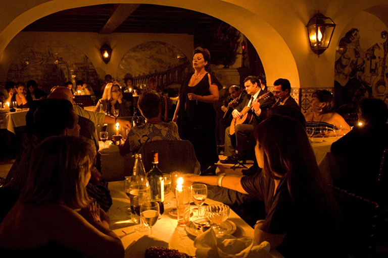 Lisboa: espectáculo de fado, cena y tour nocturno