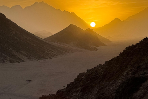 Hurghada: Mount Shaib El Banat Tour with Sandboarding Sand boarding and hiking & camel ride