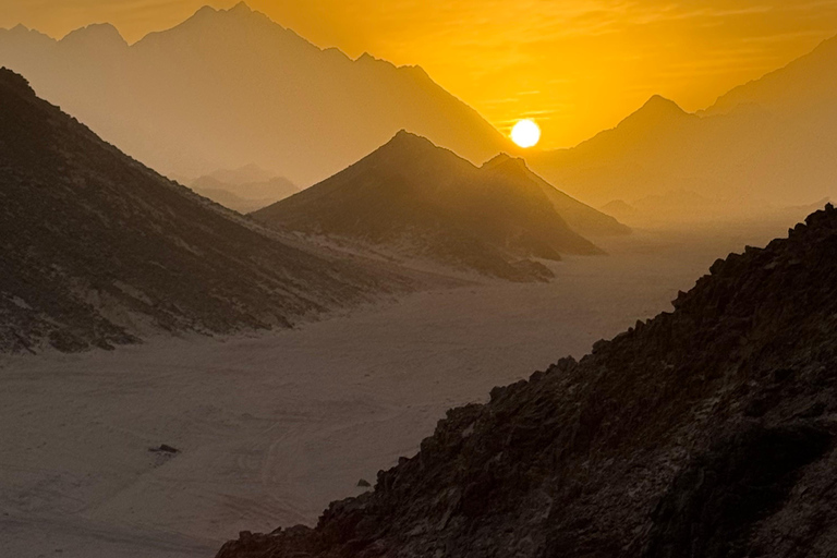 Hurghada: Mount Shaib El Banat Tour with Sandboarding Sand boarding and hiking & camel ride
