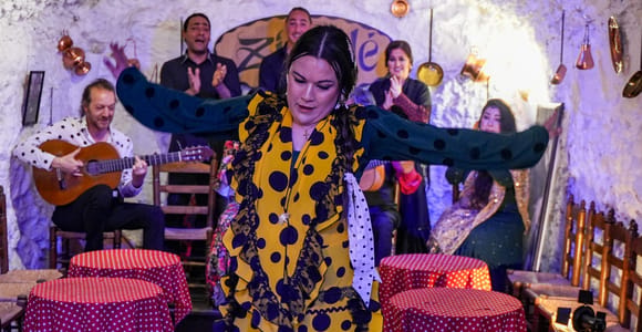 Granada: Sacromonte Cave Flamenco Show with Welcome Drink