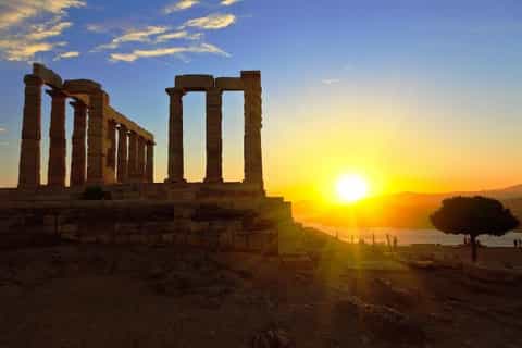 Puesta de sol en el cabo Sunión desde Atenas