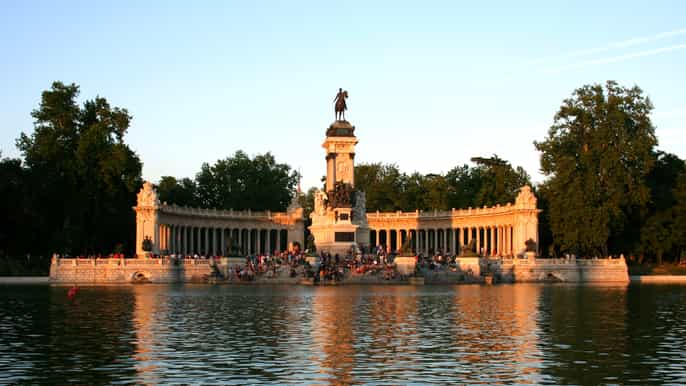 private custom city tour with guide and chauffeur
