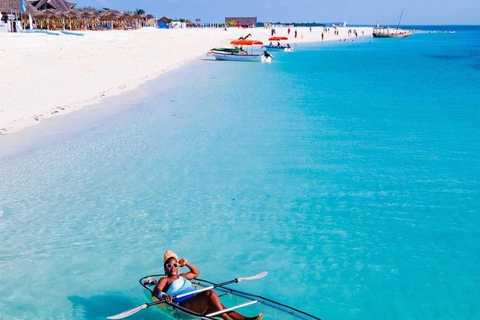 spiaggia di kendwa; un kayak trasparente e trasparenteKayak trasparente con la fotografia del drone