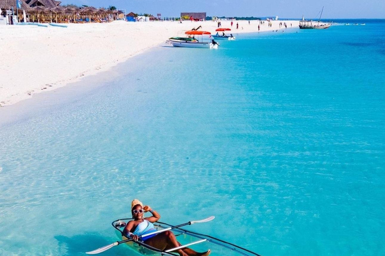 spiaggia di kendwa; un kayak trasparente e trasparenteKayak trasparente con la fotografia del drone