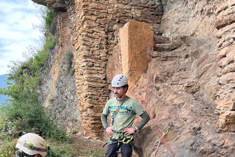 Bakú: excursión de escalada al castillo de hadas de Zagatala con acampadaBakú: Excursión al castillo encantado de Zagatala con acampada