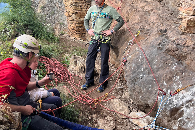 Bakú: excursión de escalada al castillo de hadas de Zagatala con acampadaBakú: Excursión al castillo encantado de Zagatala con acampada
