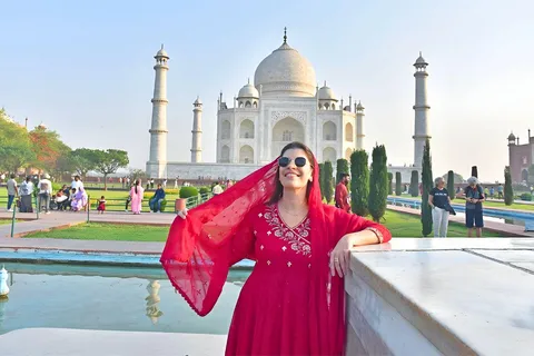 From Delhi: Sunrise Taj Mahal, Agra Fort & Baby Taj Day Tour