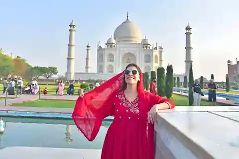 From Delhi: Sunrise Taj Mahal, Agra Fort & Baby Taj Day Tour