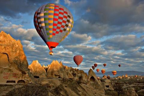 Ab Nevsehir: Fahrt mit dem Heißluftballon mit Hoteltransfer
