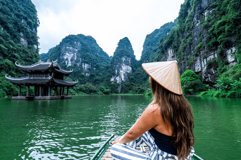 Desde Ha Noi: Excursión de un día a Trang An/Tam Coc, Cuevas de Mua, Hoa LuGrupo Deluxe: Hoa Lu - Trang An - Cueva de Mua ( Max 20 Personas )