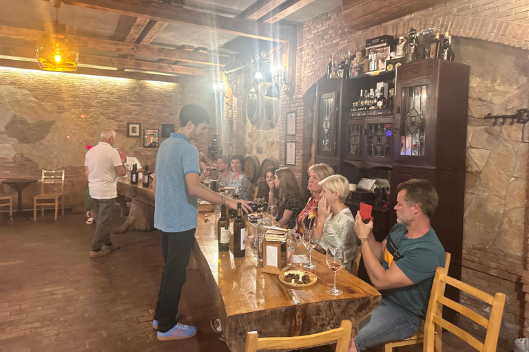 Vanuit Batumi: wijnproeverij met eigen vervoer in het bergachtige AdjaraVanuit Batumi: zelf rijden en wijn proeven in het bergachtige Adjara