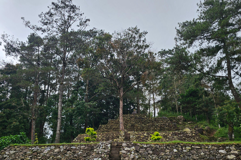 Yogyakarta: escursione al tempio di Sukuh e Cetho e al lago SaranganYogyakarta: escursione di un giorno ai templi di Sukuh e Cetho e al lago Sarangan