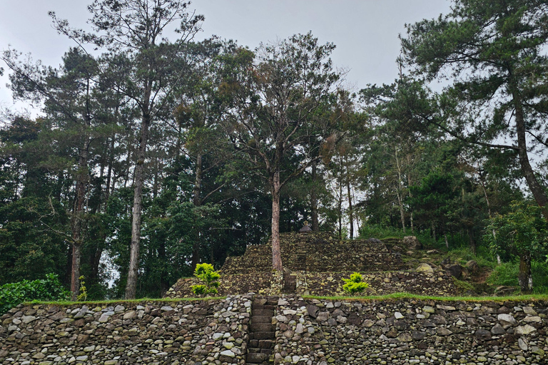 Yogyakarta: escursione al tempio di Sukuh e Cetho e al lago SaranganYogyakarta: escursione di un giorno ai templi di Sukuh e Cetho e al lago Sarangan