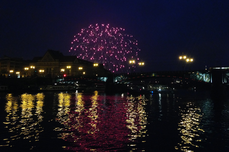 Praga: Crociera di Capodanno con cena e fuochi d&#039;artificioCrociera di Capodanno con cena e bevande illimitate