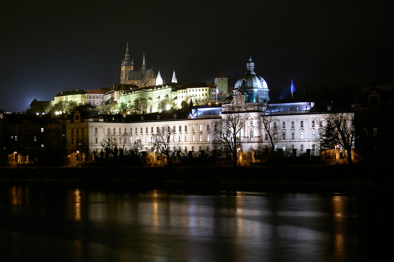 Praga: Crociera di Capodanno con cena e fuochi d&#039;artificioCrociera di Capodanno con cena e bevande illimitate