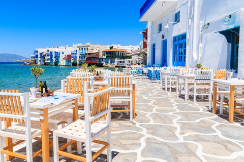 Comidas e bebidas tradicionais com uma rapariga de MykonianPasseia com um habitante local nas ruelas de Mykonos