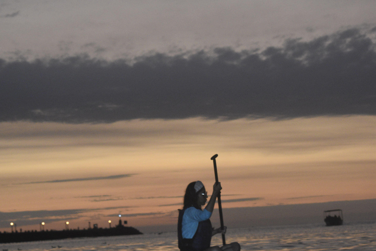 Pôr do sol na Costa Verde em Stand Up PaddleReme ao pôr do sol na costa de Limeña