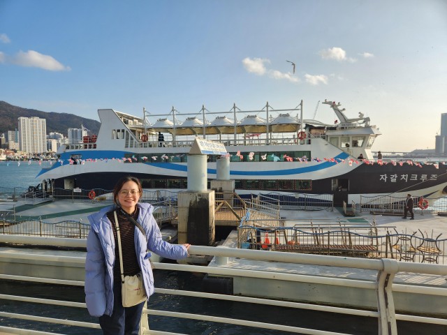 Visit Sea/Sky cruise tour and street foods in BIFF square & market in Busan, Corea del Sur