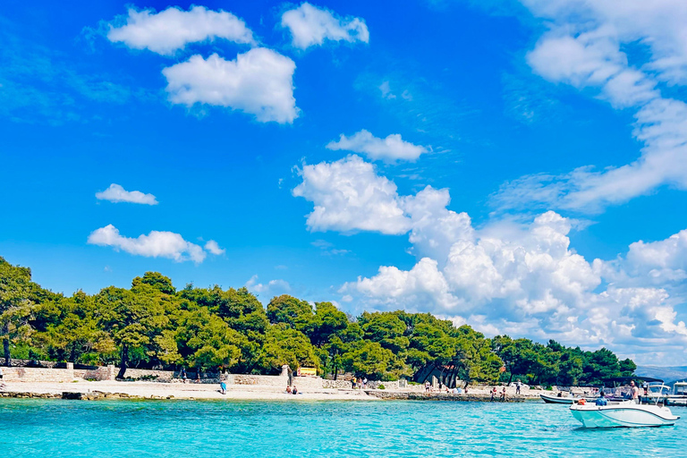 Ze Splitu/Trogiru: Błękitna Laguna i 2 wyspy - pół dnia prywatnieZe Splitu: prywatna półdniowa wycieczka do Błękitnej Laguny i Šolta Nečujam