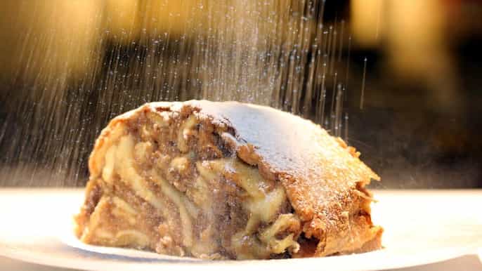 Vienna: Strudel Show with Tasting at Schönbrunn Palace