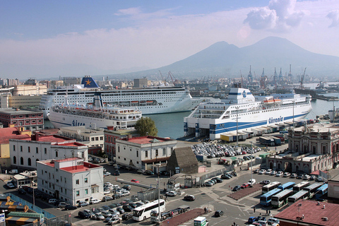 Desde el puerto de Nápoles: traslado privado al Vesubio