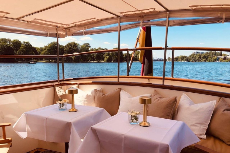 Berlin : Croisière en yacht électrique avec dîner à 4 platsCroisière à bord du Fitzgerald avec dîner à 4 plats