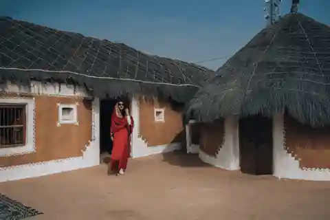 Jaisalmer: Village Tour with Camel Ride and Farm Experience