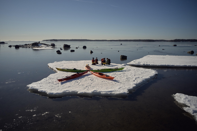 Helsinki: Winter-Kajakfahren im östlichen Schärengarten von Helsinki