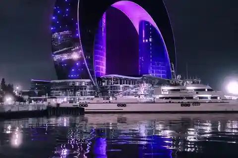 バクーカスピ海のボートツアーと街のスカイライン