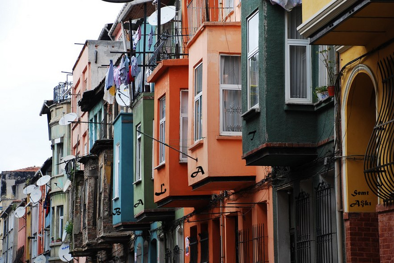 Istanbul: Tour of Garipce Village, Rumeli Fortress and Balat